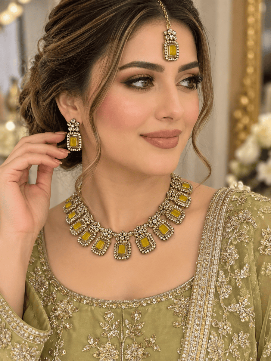 (J3) Elegant gold-toned jewellery set with mustard stones and sparkling crystals, complete with necklace, earrings and tikka